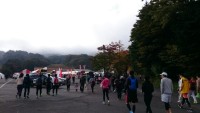 軽井沢ＨＭ　朝　メイン会場へ　曇りで寒く吐く息が白い